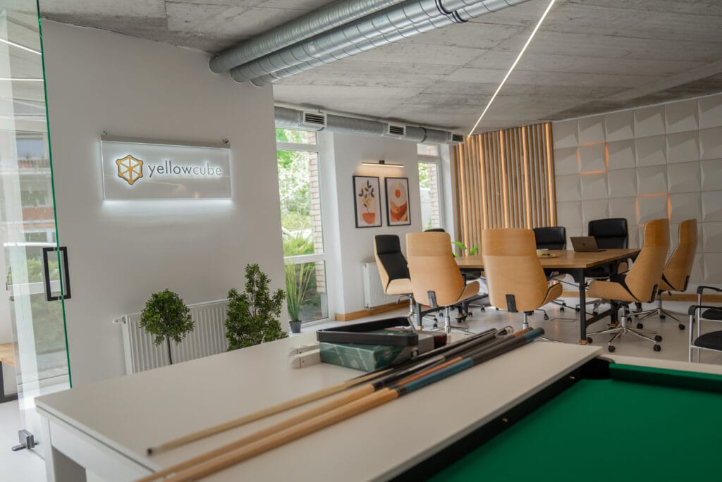 A Budapest HackLab résztvevői élő kibertámadás bemutatót néznek