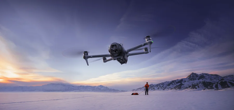 DJI Mini 5 Pro über verschneiten Bergen