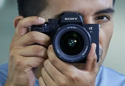 Fotograf mit einer Sony Alpha 7 IV