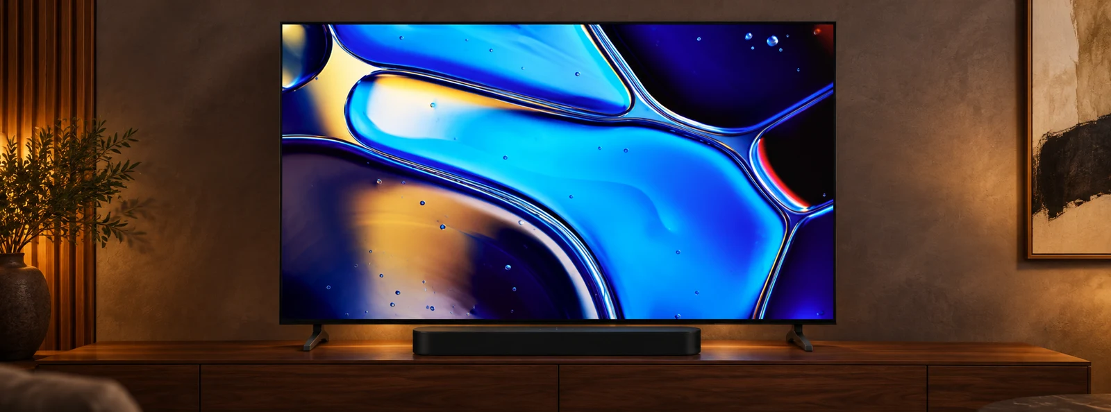 Wohnzimmer-Beispiel mit Sony BRAVIA 8, schwarzer Sonos Beam und warmem Licht